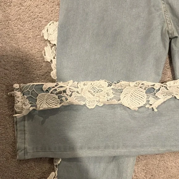 Jeans With White Lace Detail - Picture 11 of 12